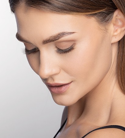 عارضة أزياء تنظر للأسفل