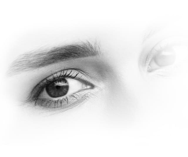 صورة بالأبيض والأسود للعينين، إحداهما باهتة أكثر