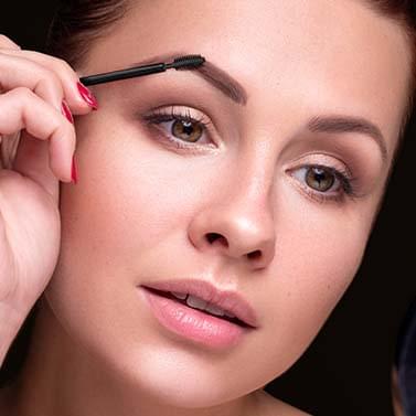 امرأة شقراء تستخدم جل الحواجب