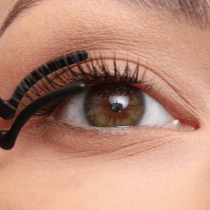 صورة مقربة لنموذج يدمج الرموش
