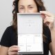 عارضة أزياء تحمل صندوق Lash Lift Kit مفتوحًا
