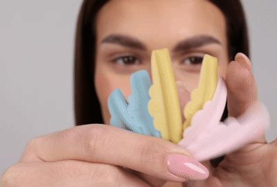 عارضة أزياء تضع قضيب السيليكون على جفونها العلوي