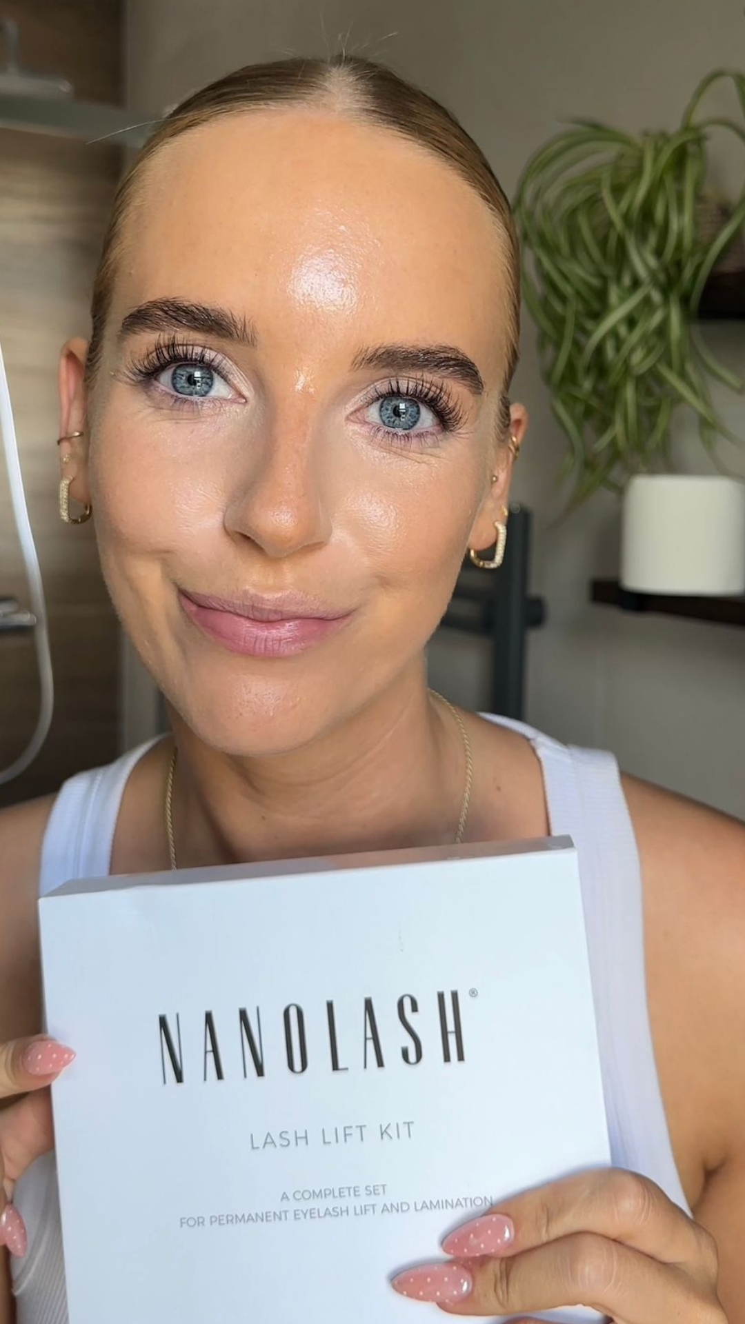 Women sharing their experience with Nanolash